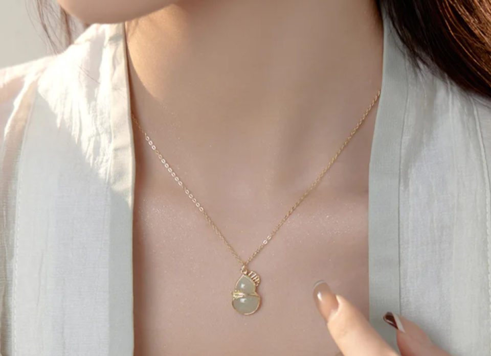 Hotan Jade Silver Necklace 352298b9 a6f1 42fc 9a31 ec3531ebbd90537411 4102cba5