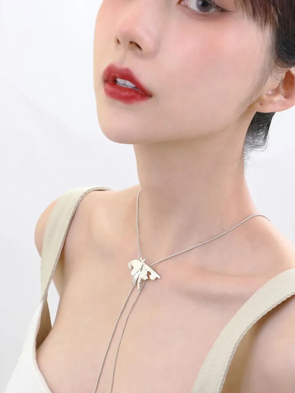 White Crystal Colar Moth Choker S5e1c6c66c81e4e8c86ee218a019fa85aJ 65f01571