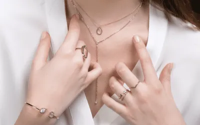 5 Cool Makeup Looks That Rock With Thaya Jewels minimalist jewellery singapore 900x643 1 75795937