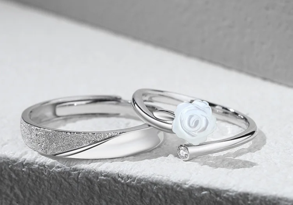 Elegant White Couple Rose Ring 2 Elegant White Couple Rose Ring b0e44041 9740 4b7f b58d 11cc50c92b44463282 a4f4eb3e