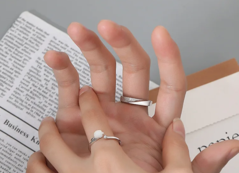 Elegant White Couple Rose Ring 748755e7 9326 4c03 81b0 d6c879a9d8d5451295 ae60dc12