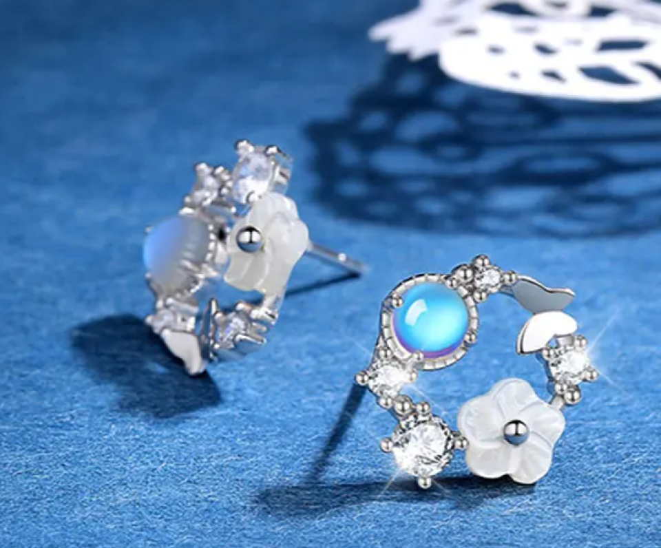 Silver Flower Moonstone Earrings a5433d2b 2861 4c91 b3a6 4e6769678e55284366 1 ba07c033
