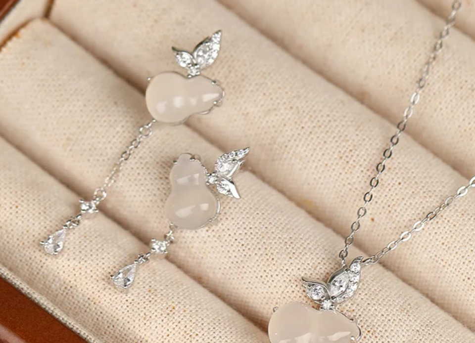 Silver Chalcedony Necklace 2 Silver Chalcedony Necklace bb83d2b4 c3bb 4b1d b298 b203b7f57f66901933 ba1955d9