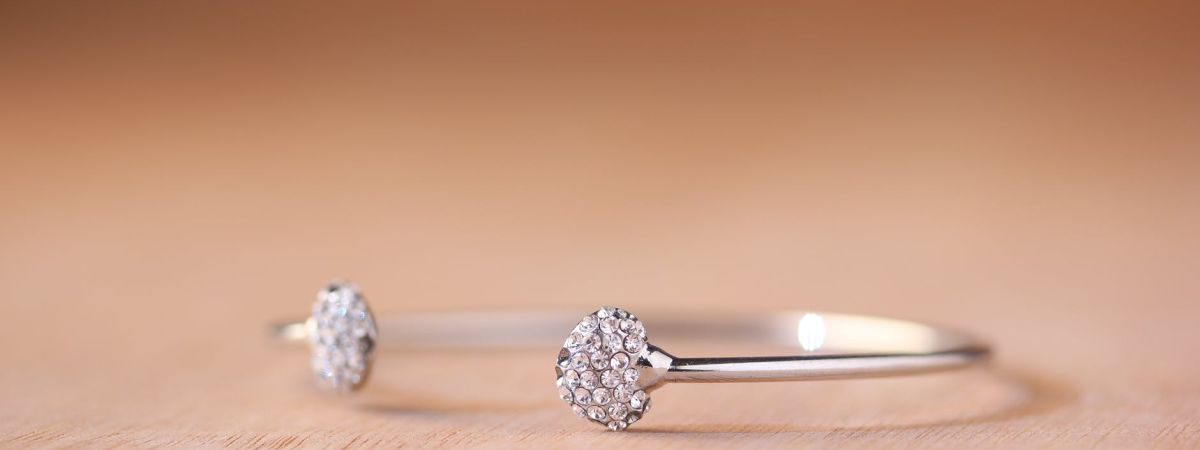 5 Eternal Pieces Of Jewelry For Classy & Minimal You 1 accessory band blur bracelet