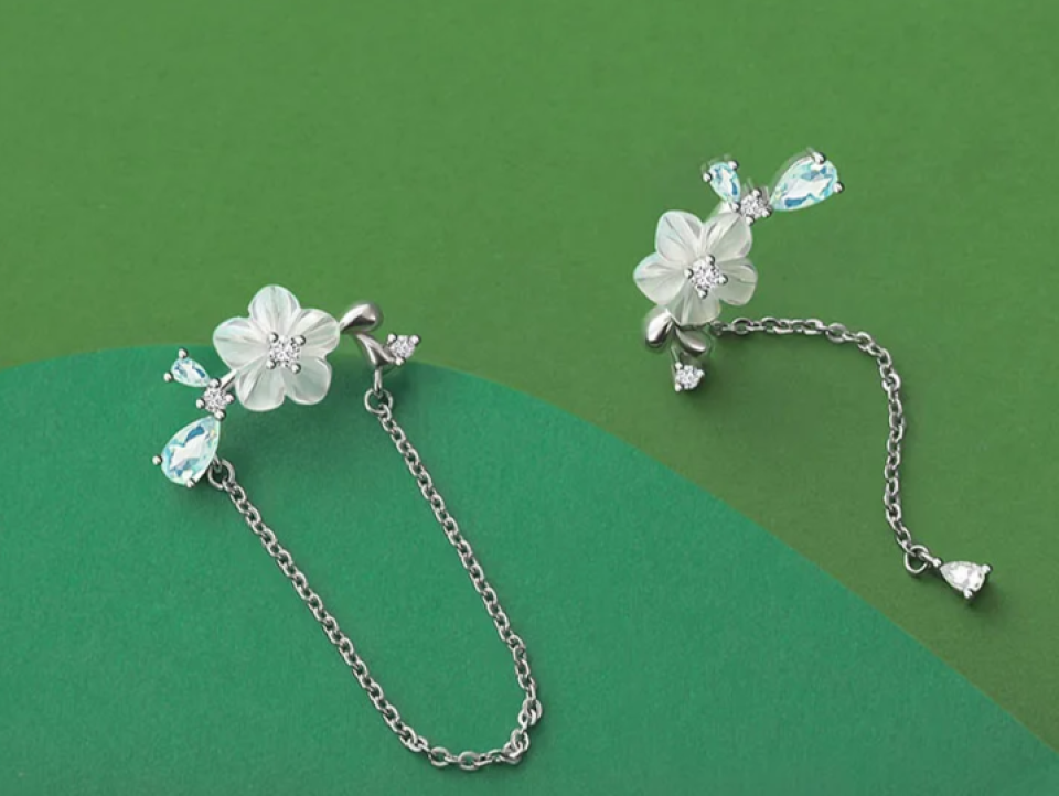 Silver Needle Tassel Earrings 0e1bd868 97f3 4764 9b63 7eee49f1d73e225060 def27b56