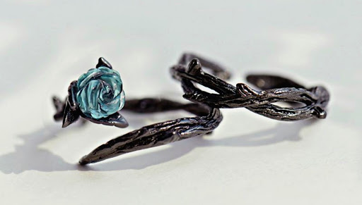 Womens Jewellery Rings Goldwinter Bed Of Roses Flower Ring in Silver Metallic 
